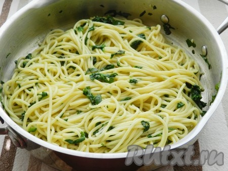 Добавить спагетти в сковороду со шпинатом, перемешать, чтобы все ингредиенты соединились. 