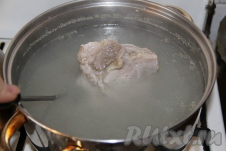 Мясо заливаем холодной водой, доводим до кипения, снимаем пену, огонь уменьшаем и варим до готовности мяса (примерно 1,5 часа).