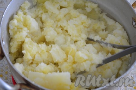 Растолочь картошку с маслом в пюре. Полностью остудить!
