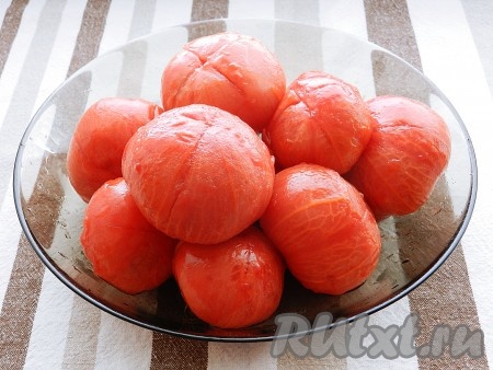 Затем кипяток слить и сразу обдать помидоры холодной водой. Снять с них кожуру.