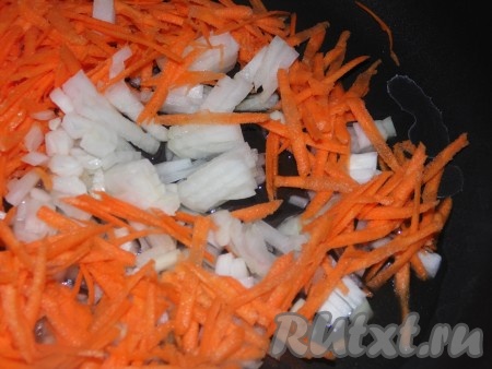 Для приготовления зажарки репчатый лук нарезать маленькими кубиками, натереть морковь на крупной тёрке и обжарить на растительном масле, помешивая, до золотистого цвета.
