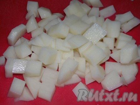 Картошку очистить, нарезать небольшими кубиками. После того как лисички проварятся в течение 20 минут, отправить картошку, зажарку, соль и специи в кастрюлю с грибами. 
