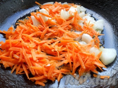 В сковороду влить растительное масло, до мягкости обжарить, периодически помешивая, нарезанный кусочками репчатый лук с натёртой на крупной тёрке морковью.
