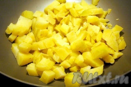 Нарежем картофель мелкими кубиками.