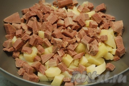 К картофелю добавляем язык, также нарезанный мелкими кубиками.