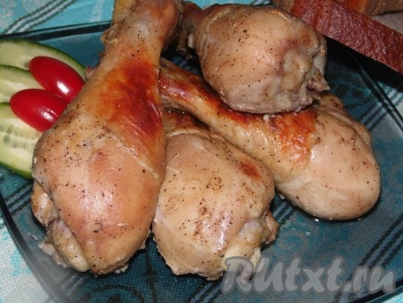 Аппетитные, сочные куриные ножки, запеченные в кефире в духовке, подавать со свежими овощами и гарниром.
