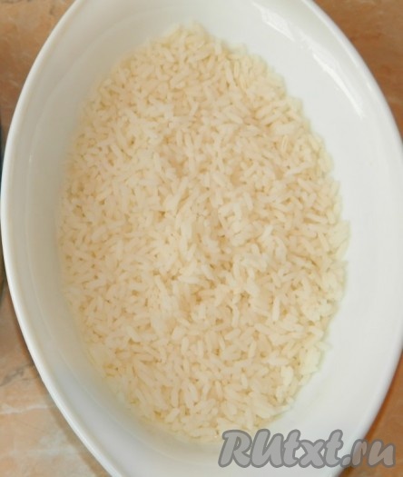Сварить рис до готовности в подсоленной воде и выложить в форму для запекания, смазанную маслом. Посыпать специями. По мере выкладывания слоев запеканки, специи и соль добавляйте по своему вкусу. 