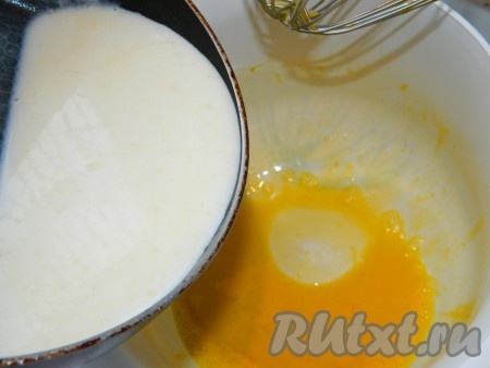 Яйцо взбить. Соединить молочно-мучную смесь с яйцом, перемешать, можно добавить немного зелени, соли и специй. 