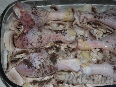 Курицу помыть, нарезать на порционные кусочки и выложить поверх грибов, посолить и поперчить по вкусу.

