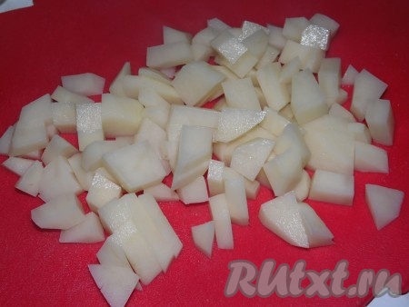 Картошку очистить и нарезать небольшими кубиками.
