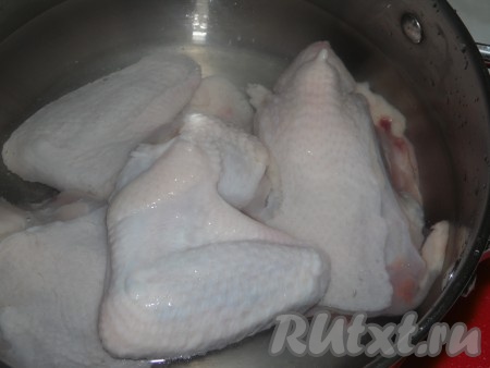 Курицу положить в холодную воду, довести до кипения, посолить, уменьшить огонь и варить до готовности, минут 20-25. Вынуть мясо из бульона и разобрать от костей на небольшие кусочки, переложить обратно в бульон.
