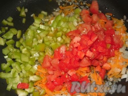 Помидоры очистить от кожицы (для этого залить помидоры крутым кипятком и кожица будет очень легко очищаться) и нарезать их на маленькие кусочки. Болгарский перец очистить от семян и нарезать на небольшие кубики. К моркови с луком добавить нарезанные помидоры с болгарским перцем и обжаривать, иногда помешивая, минут 5-10.
