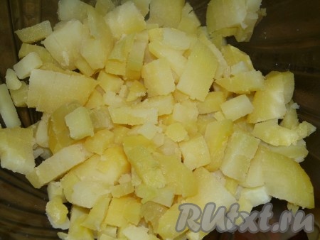 Картофель отварить в мундире до готовности, остудить и нарезать маленькими кубиками.