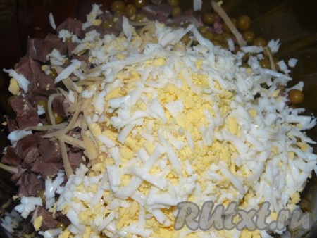 Яйца сварить вкрутую, очистить, натереть на крупной тёрке и добавить в салат из свиного сердца.
