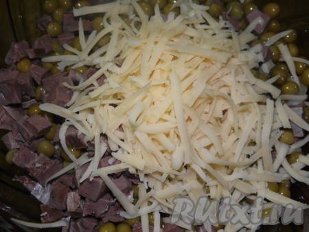 Сыр натереть на крупной тёрке и добавить в салат.