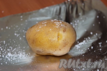 Картошку тщательно вымыть (можно потереть щёткой). Каждую картофелину наколоть вилкой в нескольких местах, затем смазать со всех сторон маслом, натереть солью, перцем, приправами и завернуть в фольгу.
