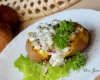 Картофель в мундире, запеченный в фольге, с селедочным соусом