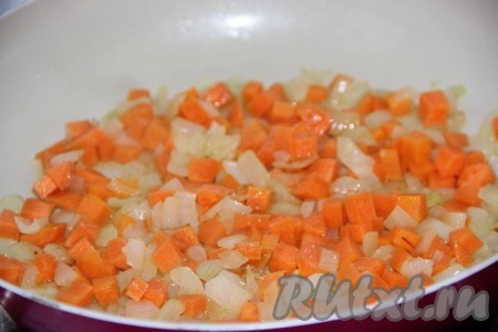 Очищенную морковку, нарезанную мелкими кубиками или натертую на тёрке, отправить к луку и обжаривать, периодически перемешивая, в течение минут 5.