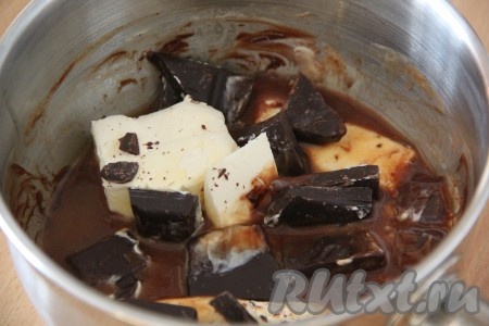 Масло и шоколад поместить в кастрюльку и поставить на водяную баню.