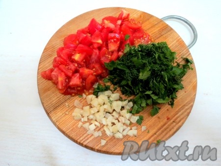 Нарезаем кубиками помидоры, рубим чеснок и зелень, отправляем их в суп.