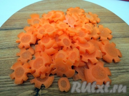 Можно морковь нарезать цветочками. Карбовочным ножом делаем вдоль моркови бороздки, а затем нарезаем.