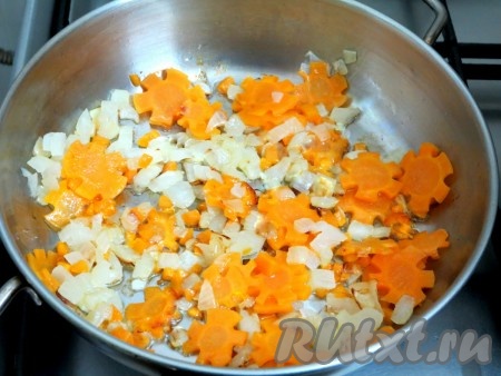 Лук и морковь обжариваем на растительном масле. Чтобы масла использовать как можно меньше, прикройте сковороду с овощами крышкой и, нагрев сковороду, огонь уберите до минимума, через 5 минут крышку откройте и обжаривайте овощи на растительном масле на самом маленьком огне, пока овощи не станут мягкими.
