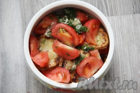 Жареные кабачки и помидоры выкладывать в тарелку слоями, поливая каждый слой салата приготовленной заправкой.
