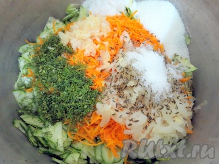 Соединяем в кастрюле огурцы, лук, морковь, выдавленный через пресс чеснок, нарезанный свежий укроп, сухой укроп, сахар, соль и уксус. Ставим на огонь на 5-7 минут с момента закипания. Салат не должен сильно бурлить. 