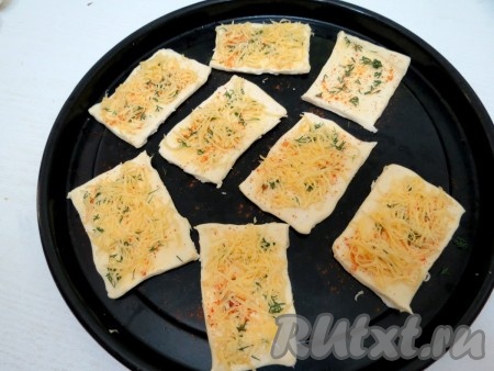 По желтку посыпаем паприкой, небольшим количеством укропа и 40 граммами сыра.
