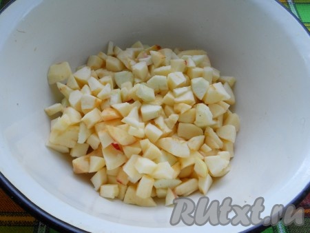 Яблоки вымыть, очистить от кожуры и семян. Нарезать яблоки небольшими кубиками в большую миску.
