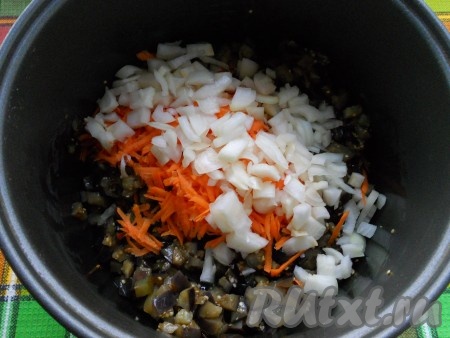 Когда баклажаны обжарятся (несколько раз в процессе приготовления надо перемешать), добавить к ним лук и морковь, перемешать. Снова выставить программу "Жарка" на 20 минут (не забывайте несколько раз перемешать).
