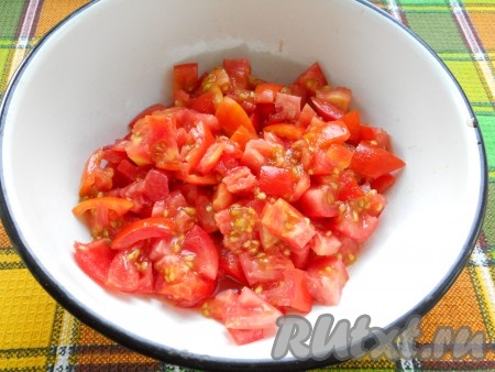 Свежие помидоры нарезать небольшими кубиками.