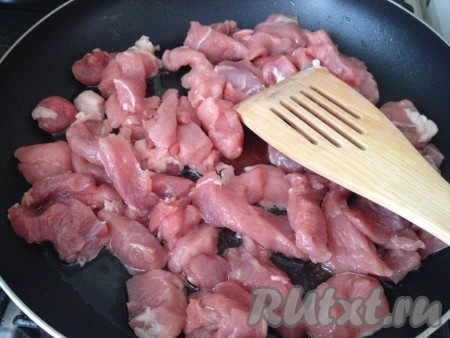 Мясо свинины нарезаем на кусочки и обжариваем на разогретой сковороде на растительном масле до золотистой корочки. Солим, перчим и я еще добавляю ложку сахара, чтобы свинина приобрела сладковатый вкус.

