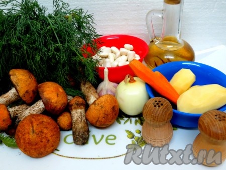 Для приготовления супа нам понадобятся грибы, картофель, лук, морковь, фасоль, чеснок, укроп, соль, перец и растительное масло.
