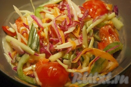 Тщательно перемешиваем салат из капусты, помидоров и перца.