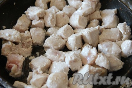 Куриное филе нарезать не очень крупно и обжарить на сковороде  на разогретом растительном масле, периодически помешивая, в течение 5 минут.
