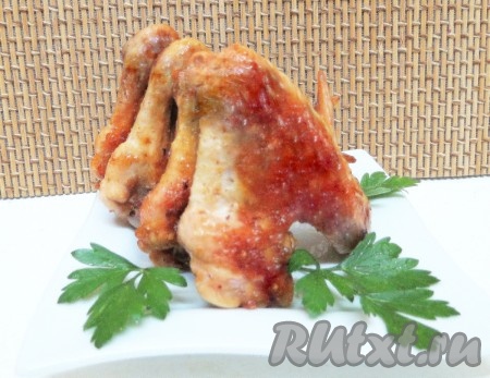 Румяные, сочные и ароматные куриные крылышки, пожаренные на сковороде, можно подавать к столу.
