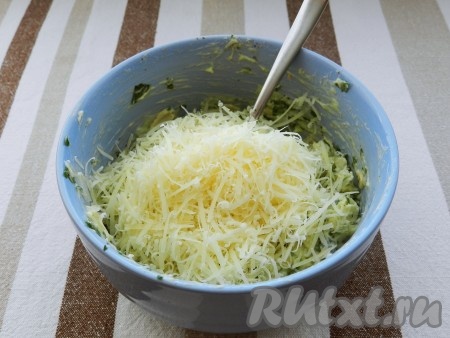 Сыр, натертый на терке, добавить в смесь, перемешать.
