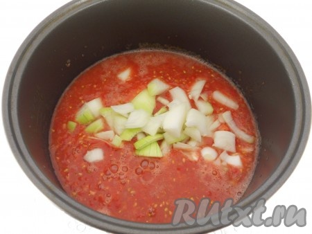 Помидоры перекрутить на мясорубке (если желаете, чтобы в томате не было семян, пропустите помидоры через соковыжималку). Вылить томат в чашу мультиварки, добавить лук, нарезанный средними кусочками.

