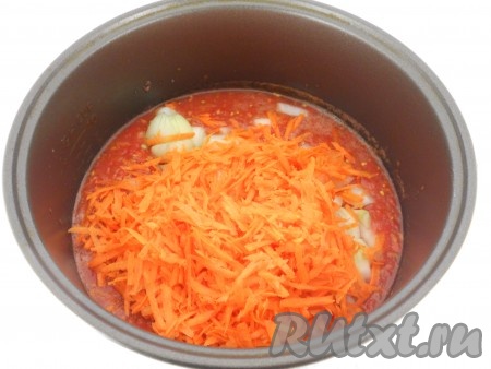 Сюда же добавить натертую на крупной терке морковь.