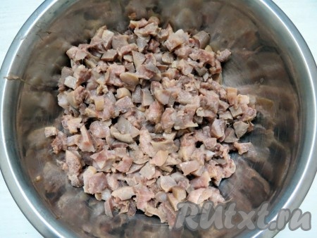 Из готового бульона вынимаем свиные пятачки и нарезаем их.
