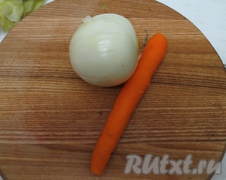 Чистим лук и морковь, за 1 час до конца варки отправляем в холодец вместе с перцем и солью.
