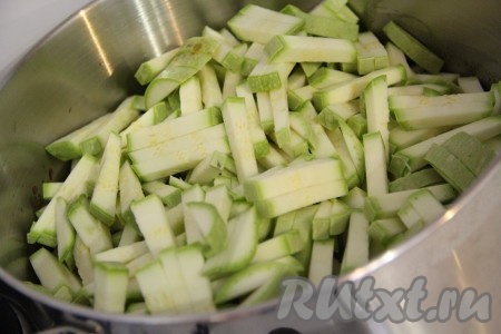 Добавить кабачки в кастрюлю, хорошо перемешать овощную массу и довести до кипения.