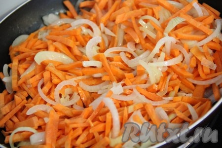 Добавить морковь к луку. Обжарить овощи в течение 10 минут, периодически перемешивать.