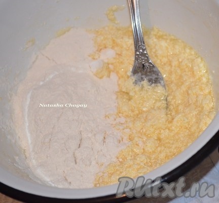 В полученную массу добавить 150 грамм муки, перемешать. Затем, постепенно добавляя оставшуюся муку, замесить тесто. Долго замешивать тесто не надо, оно должно получиться мягким.
