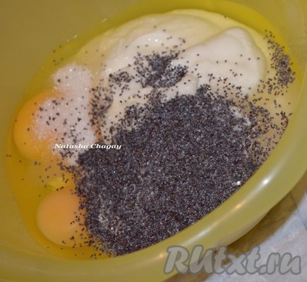 Для приготовления заливки взбить вилкой сметану с яйцами, маком, сахаром, ванилином. Начинка получится достаточно жидкой.

