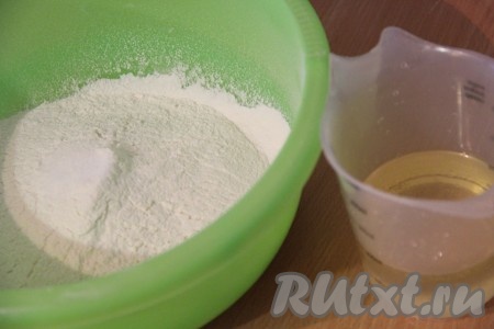 Займёмся приготовлением теста: муку просеять в глубокую миску, добавить соль. Масло соединить с водой.
