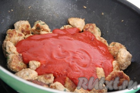  Влить полученный томатный соус в сковороду к фрикаделькам.