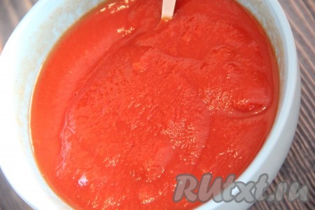 Перемешать получившийся томатный соус до однородности.