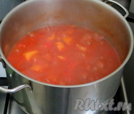 Помидоры разрезаем на 8 частей и отправляем в суп только тогда, когда картофель уже готов (станет достаточно мягким). С помидорами отправляем в суп томатную пасту, соль и выдавленный через пресс чеснок. Если помидоры и томатную пасту добавить раньше (до того, как картофель станет мягким), в кислой среде картошка не сварится и станет "стекловидной". Перемешиваем, даём супу закипеть и уменьшаем огонь до минимального, томим суп на плите минут 15. За это время венгерский суп-гуляш пропитается всеми ароматами мяса и овощей.